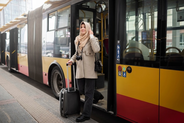 Musulmán viajando por la ciudad