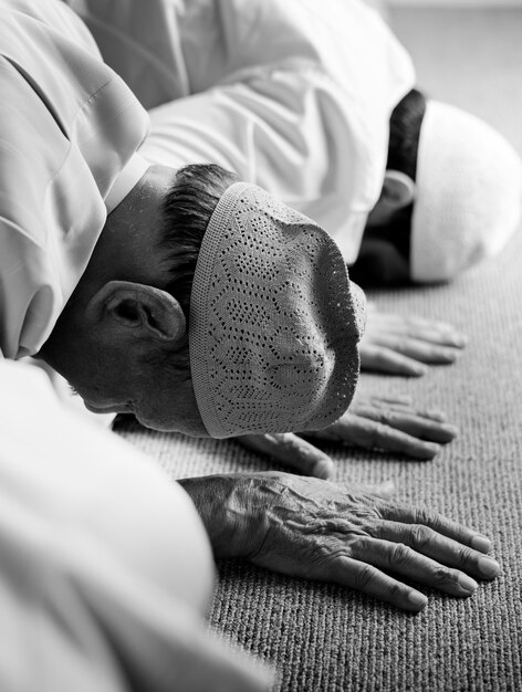 Los musulmanes rezan en la postura de Sujud