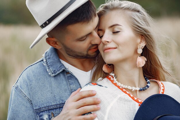 Muy bonita pareja en un campo de trigo