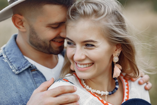 Muy bonita pareja en un campo de trigo