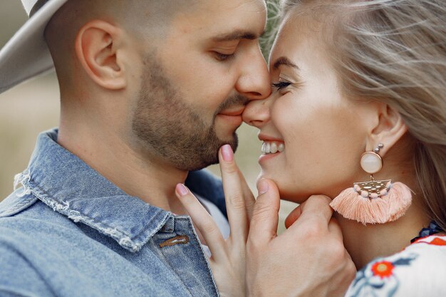 Muy bonita pareja en un campo de trigo