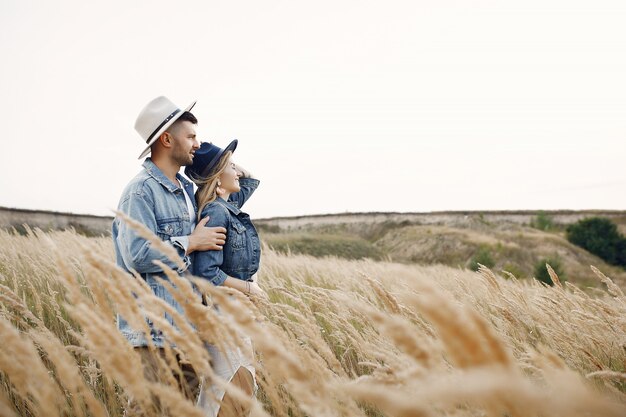 Muy bonita pareja en un campo de trigo