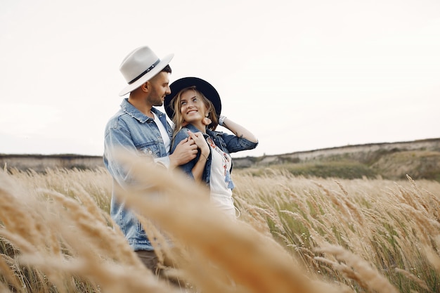 Foto gratuita muy bonita pareja en un campo de trigo