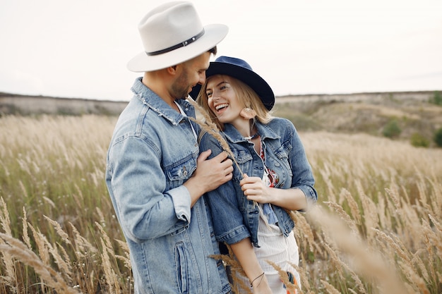 Muy bonita pareja en un campo de trigo