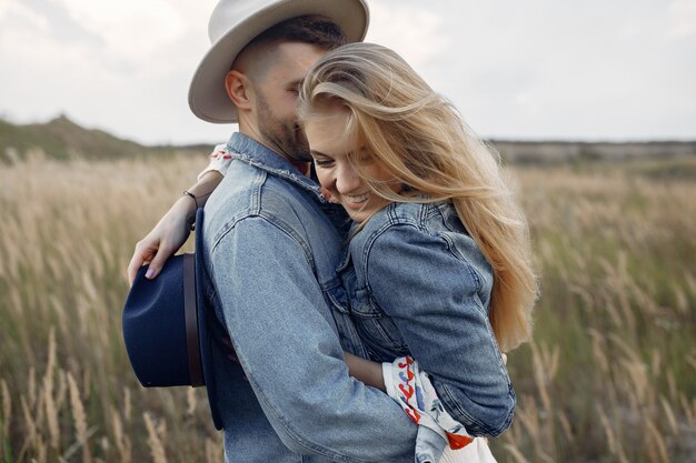 Muy bonita pareja en un campo de trigo