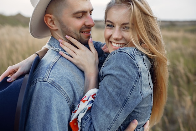 Muy bonita pareja en un campo de trigo