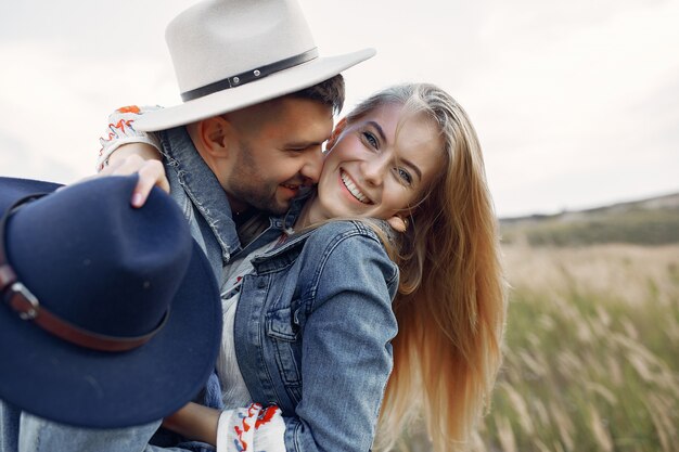 Muy bonita pareja en un campo de trigo