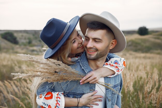 Muy bonita pareja en un campo de trigo