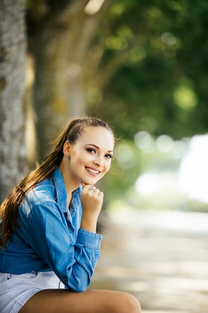 Muy hermosa joven descansando en el parque