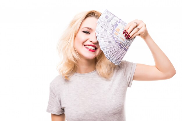 Muy rica mujer sonriente cubre su cara bonita con dinero