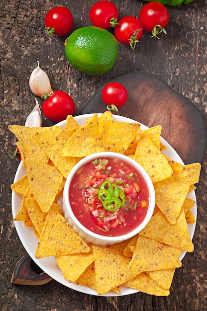 Foto gratuita nacho chips y salsa mexicana en un tazón de madera