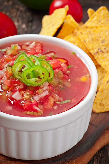 Nacho chips y salsa mexicana en un tazón