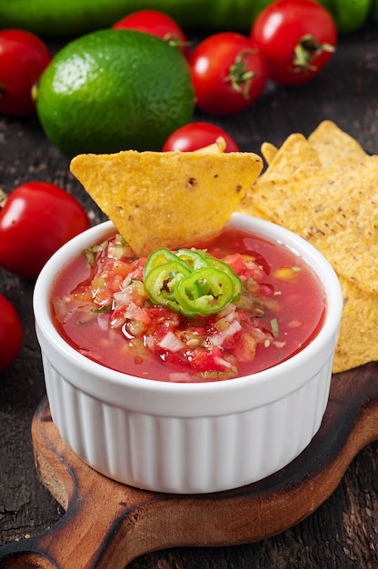 Nacho chips y salsa mexicana en un tazón