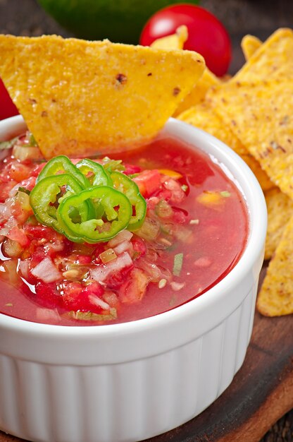 Nacho chips y salsa mexicana en un tazón