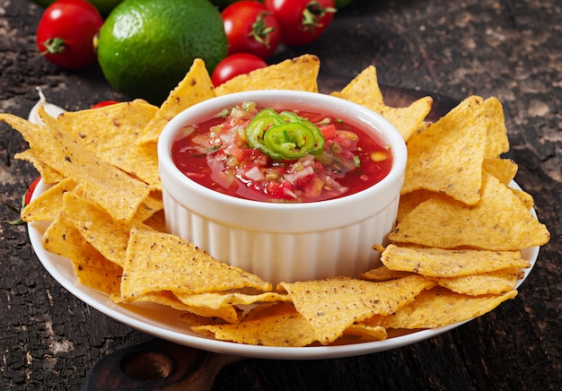 Nacho chips y salsa mexicana en un tazón