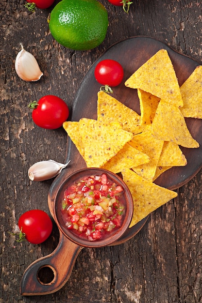 Foto gratuita nacho chips y salsa mexicana en un tazón