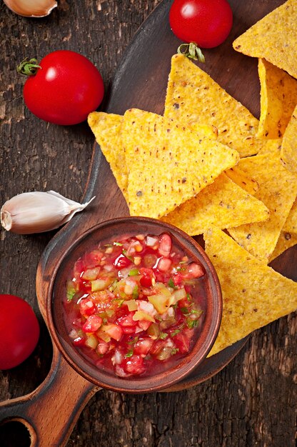 Nacho chips y salsa mexicana en un tazón