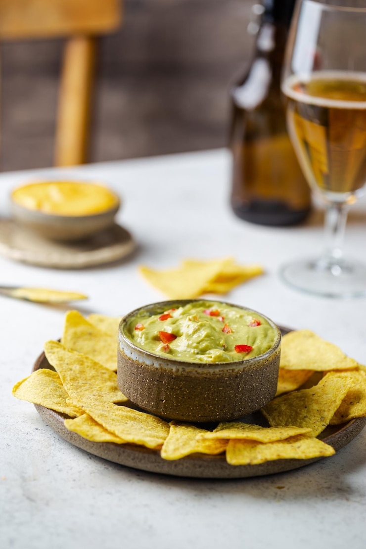 Foto gratuito nachos chips con salsas