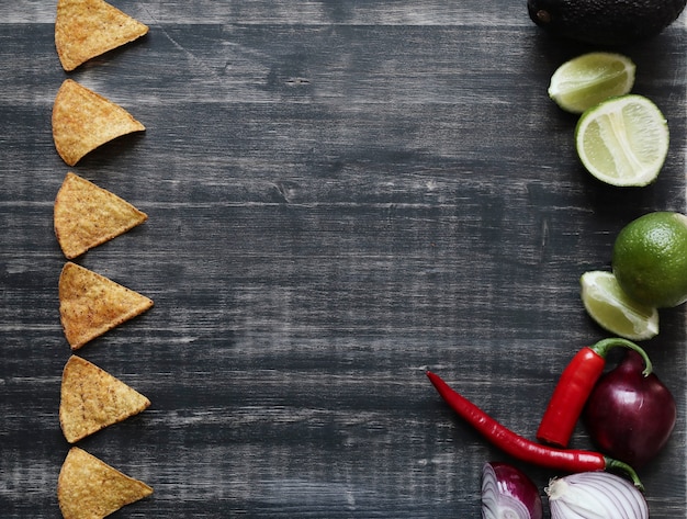 Nachos con lima y cebolla en la mesa