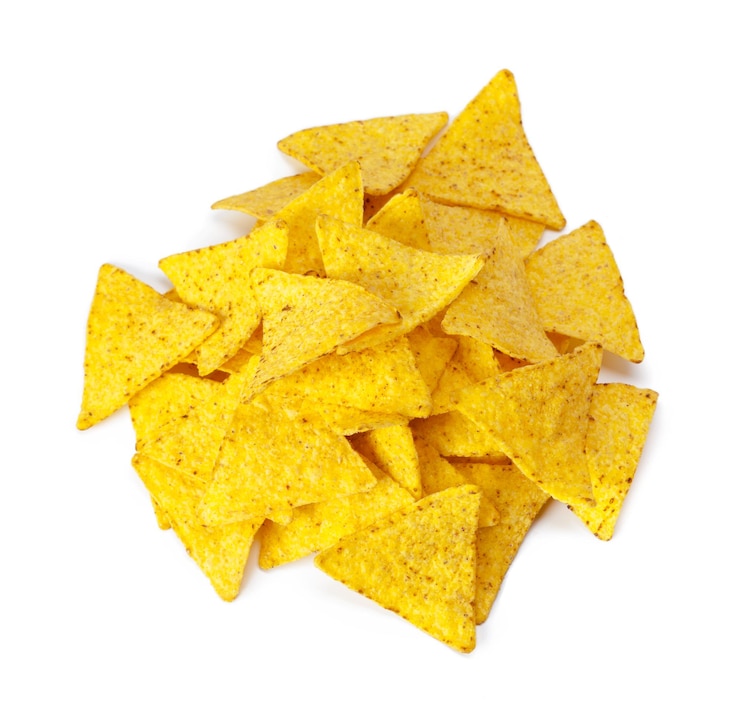 Foto gratuito nachos de maíz sobre un fondo blanco