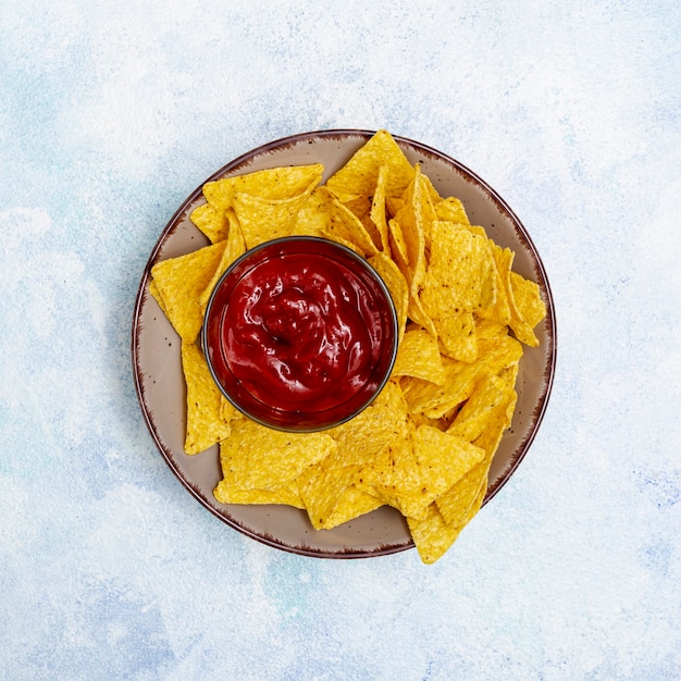 Foto gratuita nachos y salsa de tomate en plato