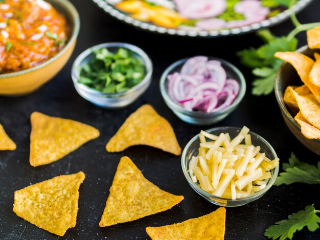 Nachos y tazas con verduras y patatas.