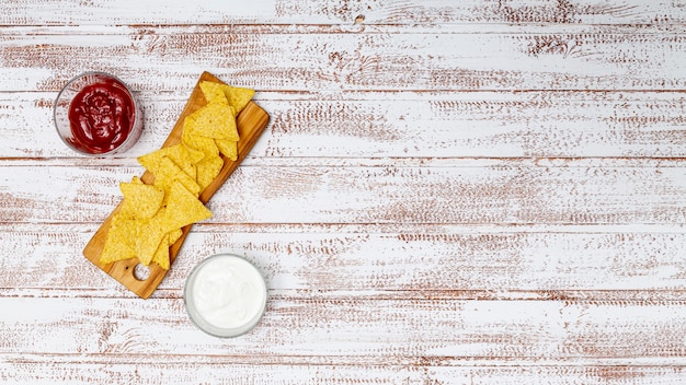 Foto gratuita nachos tradicionales crujientes con varias salsas