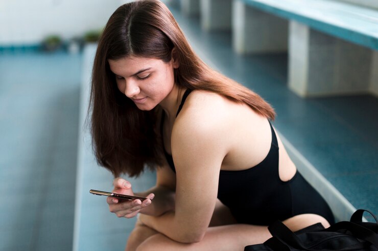 Foto gratuito nadador alegre comprobando el teléfono de cerca