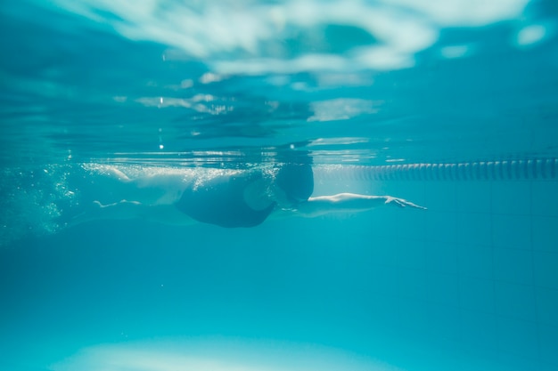 Nadador femenino entrenando sola