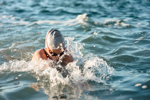 Nadador femenino nadando en el agua