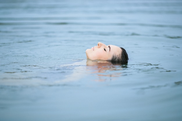 Nadador en el lago, cuerpo en el agua