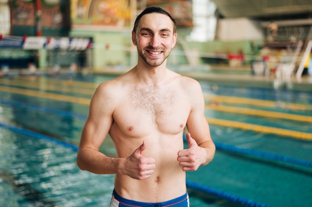 Foto gratuita nadador masculino de alto ángulo mostrando signo ok