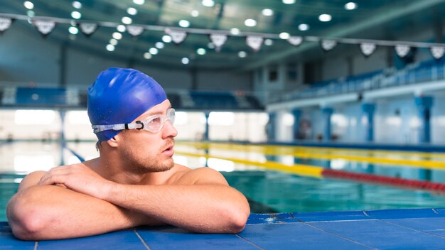 Nadador masculino atlético mirando a otro lado