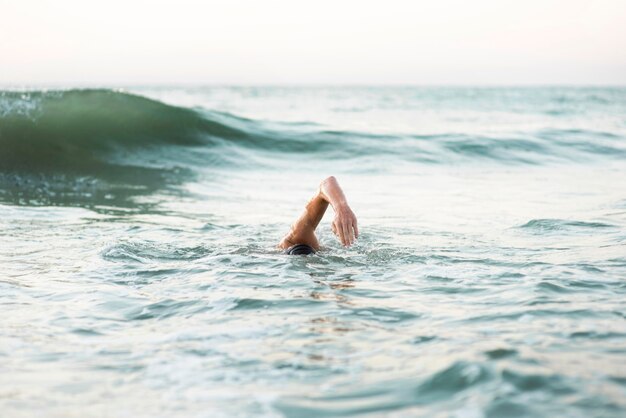 Nadador masculino nadando en el océano