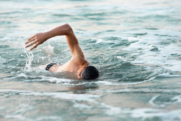 Nadador masculino nadando en el océano
