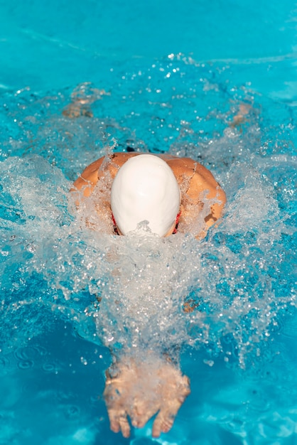 Foto gratuita nadador masculino nadando en la piscina