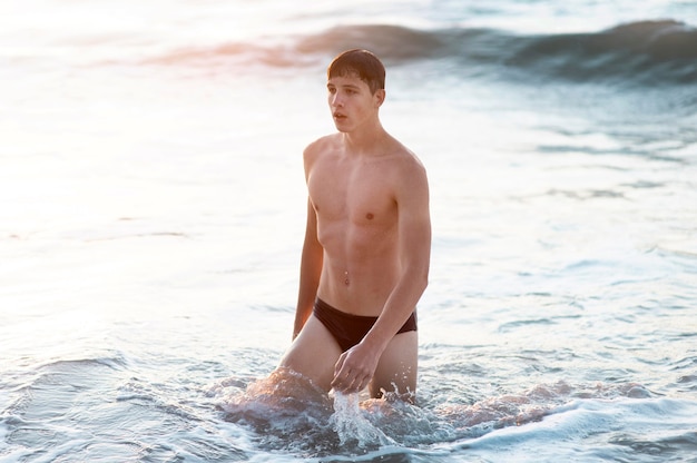 Nadador masculino saliendo del océano