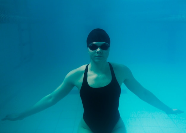 Foto gratuita nadador olímpico bajo el agua tiro medio