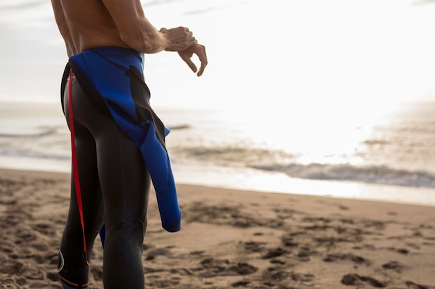 Foto gratuita nadador de primer plano en la playa