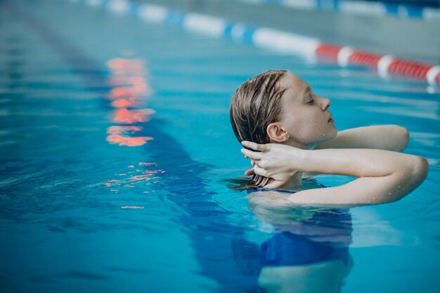 Nadador profesional mujer en piscina