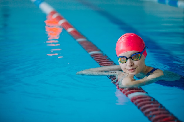 Nadador profesional mujer en piscina