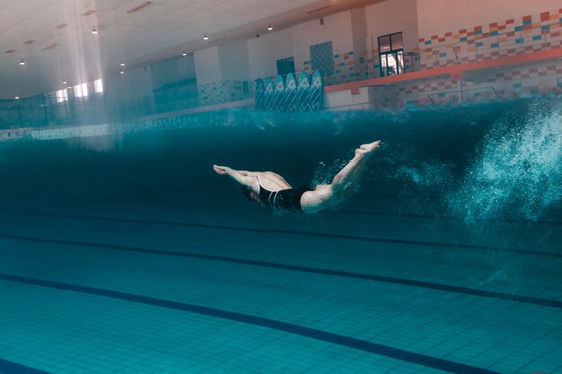 Nadador rápido de tiro completo en piscina