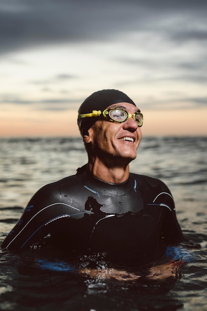 Foto gratuita nadador sonriente de tiro medio en agua