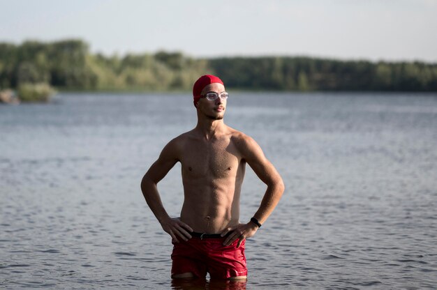 Nadador de tiro medio en el lago