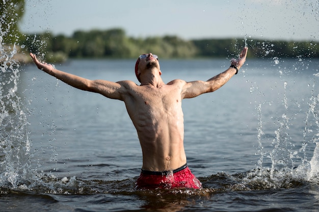 Foto gratuita nadador de tiro medio en el lago