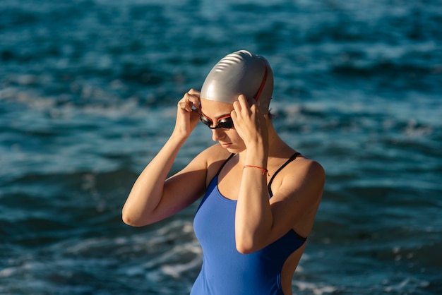 Nadadora con gorra y gafas de natación