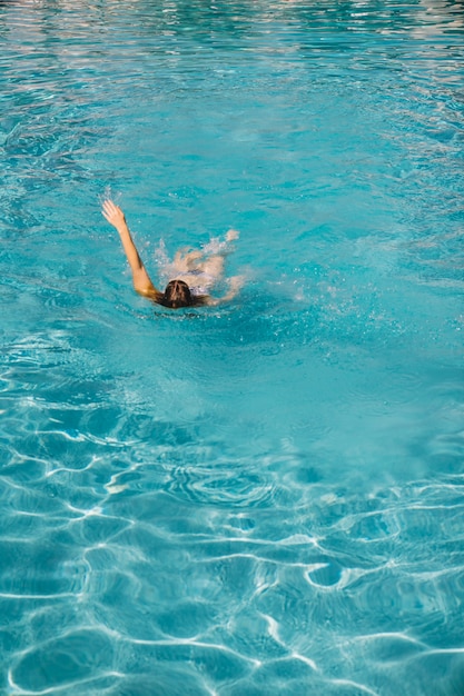 Nadando braza de espalda