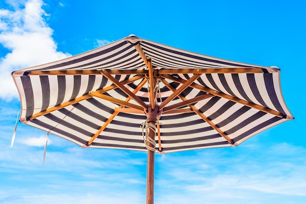 Nadar cielo azul de vacaciones de verano