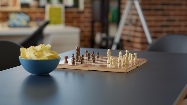 Nadie en el piso de la sala de estar para disfrutar de juegos de mesa modernos, servir papas fritas y beber cerveza para divertirse. No hay personas en un apartamento vacío con juegos de desafío para que los amigos se reúnan, actividad de ocio.