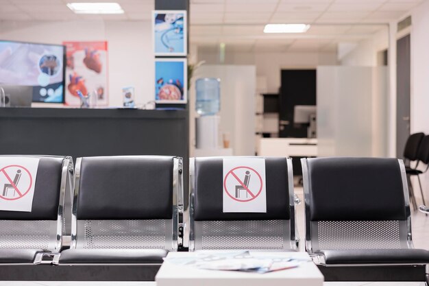 Nadie en la sala de espera vacía de la recepción del hospital, centro médico con servicio de atención médica para curar a los pacientes con enfermedades. No hay personas en la sala de espera del vestíbulo de la clínica durante la pandemia de covid 19.